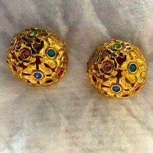 We sell stylish, modern era, clothes, shoes, jewelry, accessories,.